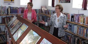 â€˜n Opgewonde Raadsdame Nicolette Botha-Guthrie besigtig die nuwe biblioteek, met Minister Anroux Marais in die agtergrond 